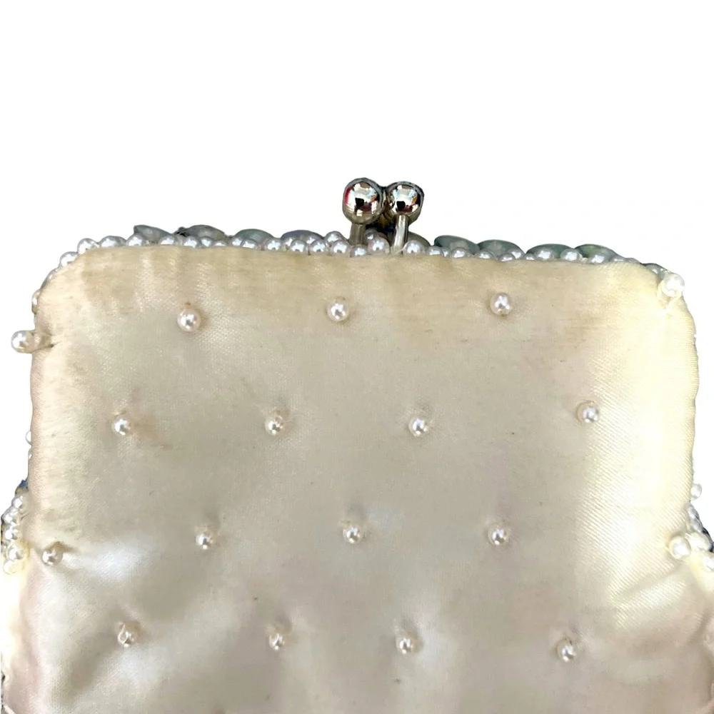Vintage white satin beaded coin purse. UC.